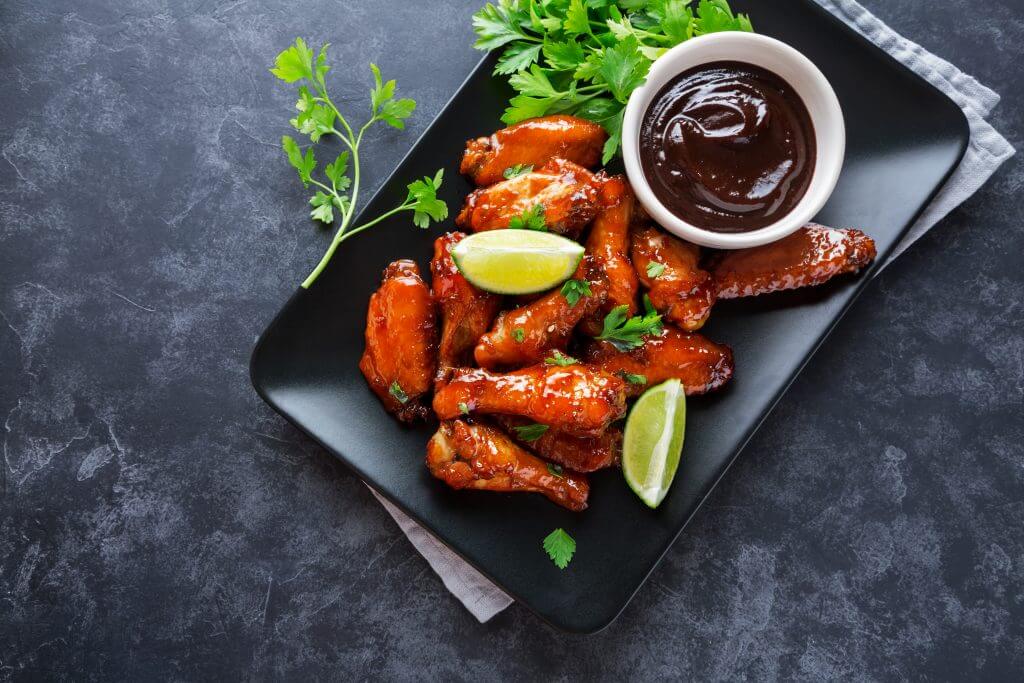 Alitas con salsa BBQ